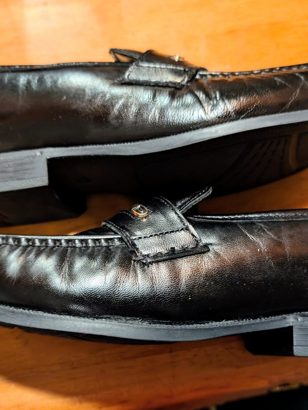 John Romaine Men's Sleek Classic Black Leather Penny Loafers Size 10. EUC